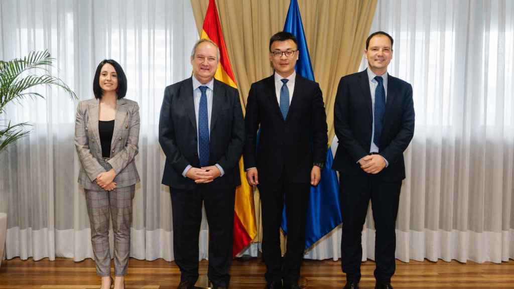 El ministro de Industria y Turismo, Jordi Hereu (2i); la secretaria de Estado de Industria, Rebeca Torró (i); el vicepresidente de Chery, Charly Zhang (2d), y el consejero delegado de Ebro, Rafael Ruiz (d)
