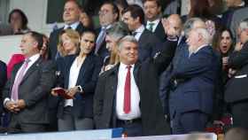 Joan Laporta saluda desde el palco de La Romareda antes de la final de la Copa de la Reina