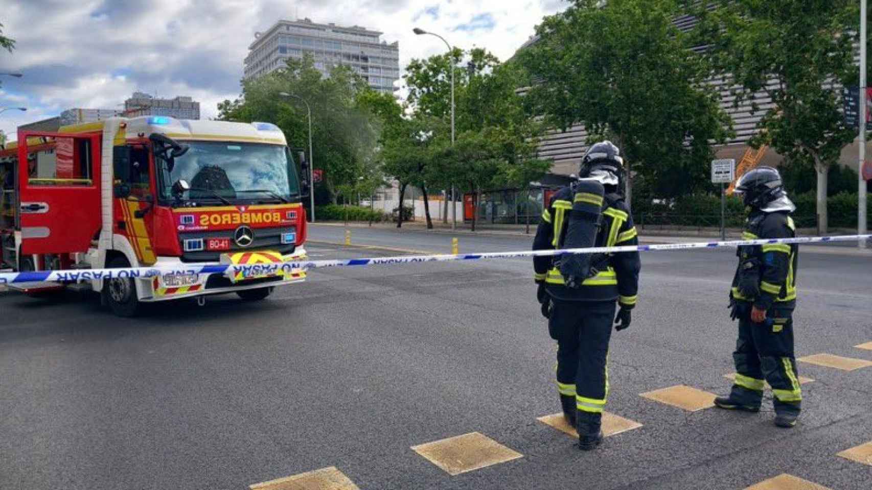 Los bomberos cortan el tráfico en la Castellana debido a una fuga de gas por las obras del Santiago Bernabéu
