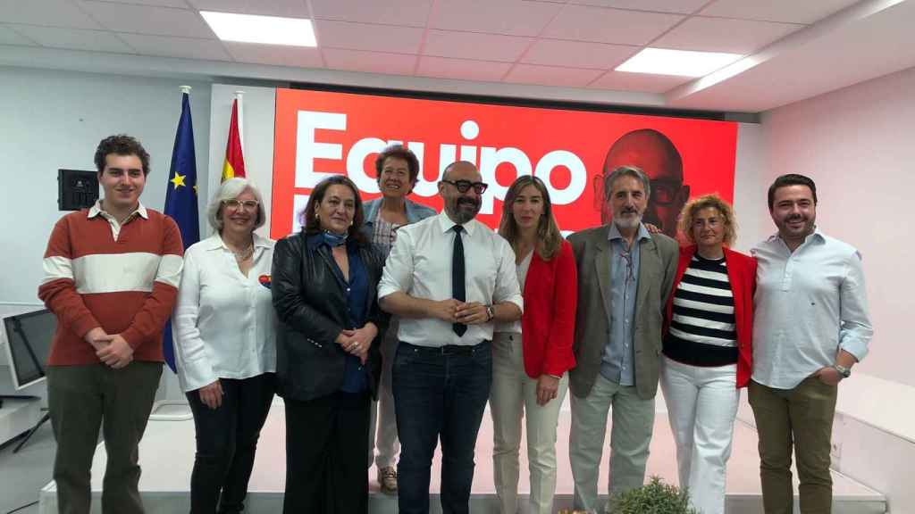 El candidato a las elecciones europeas por Ciudadanos, Jordi Cañas, presenta el cartel para los comicios del 9 de junio y el lema 'Equipo España' durante una rueda de prensa en la sede nacional de CS