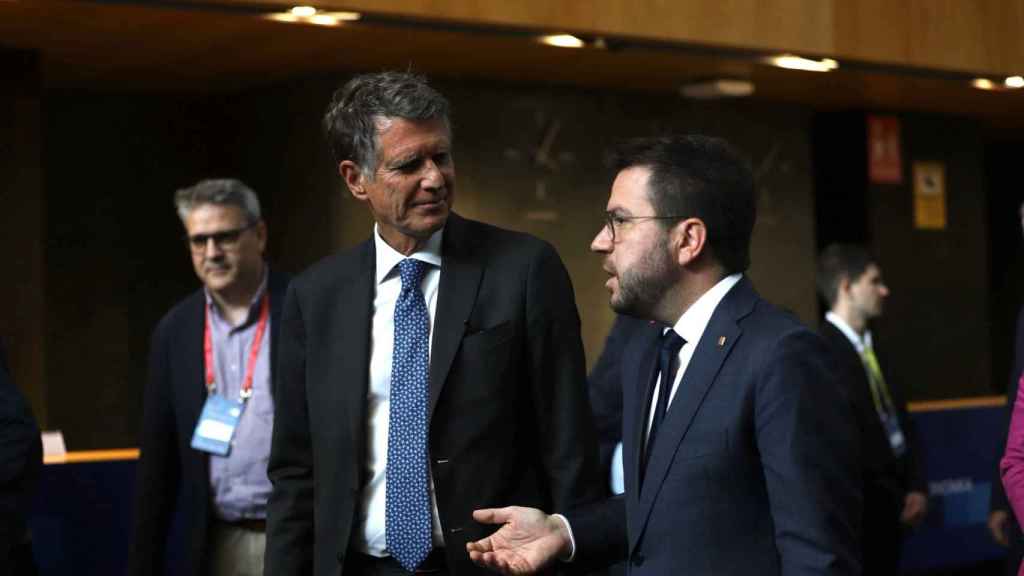 El presidente del Círculo de Economía, Jaume Guardiola, y el president de la Generalitat en funciones, Pere Aragonès