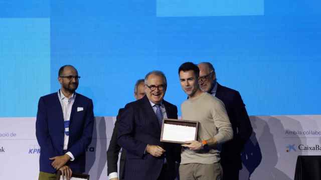 El consejero delegado de Hoff, Fran Marchena, recoge el premio José Manuel Lara
