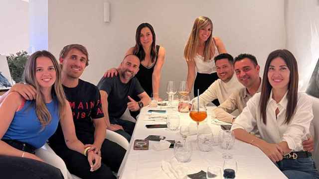 Xavi comiendo con miembros de su staff y Muniesa mientras Deco y Bojan están en Londres