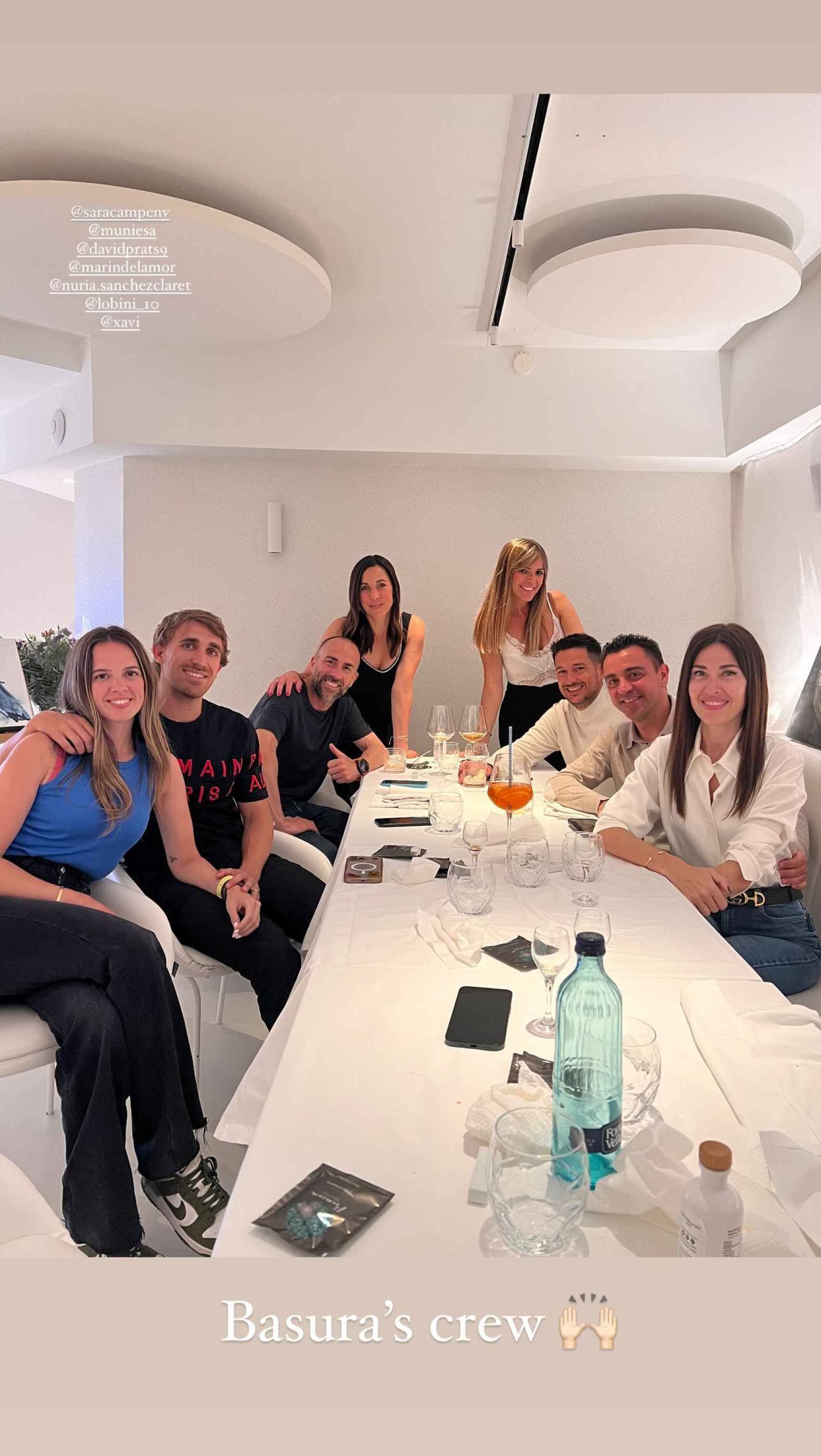 Xavi comiendo con miembros de su staff y Muniesa mientras Deco y Bojan están en Londres