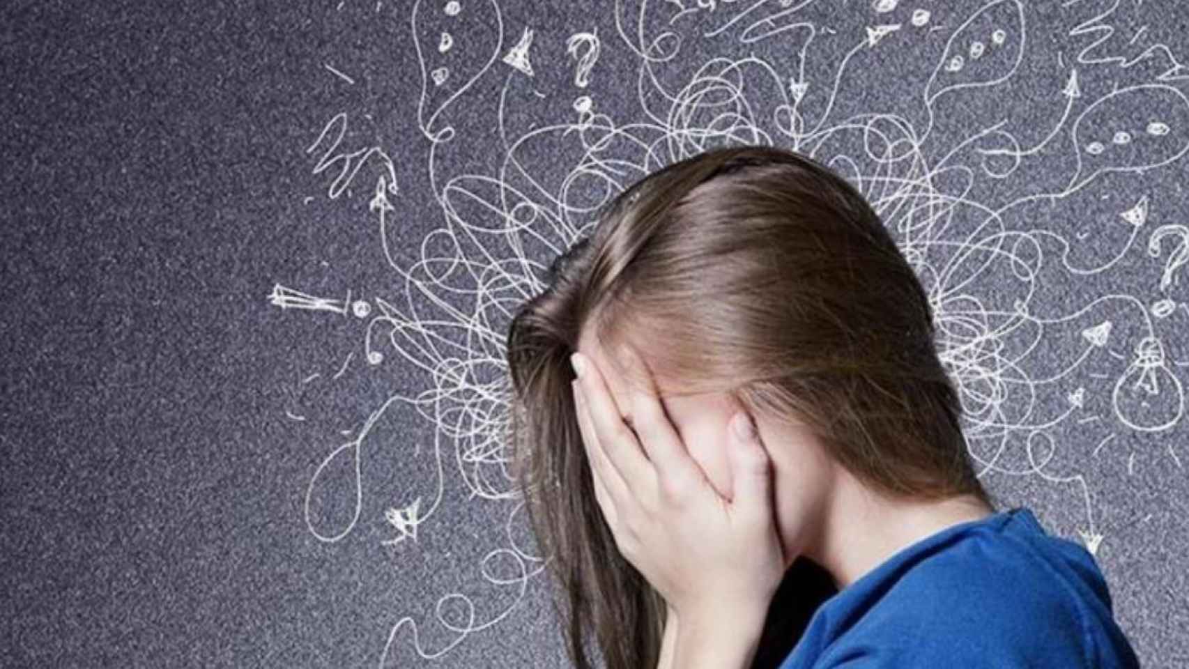 Una joven muestra signos de trastorno de ansiedad
