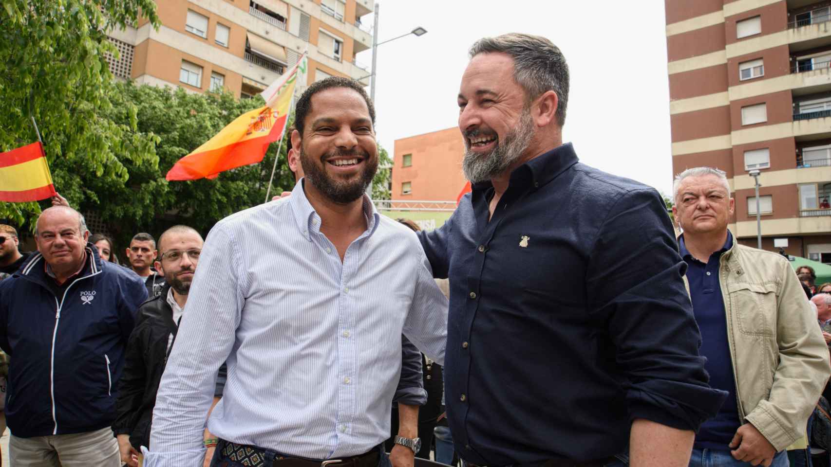 El secretario general y candidato de VOX a las elecciones catalanas del 12 de mayo, Ignacio Garriga (i), y el presidente de VOX, Santiago Abascal, en un mitin en Salt, Girona