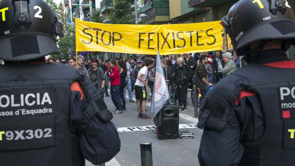 Cientos de personas protestan durante un acto de Vox en Salt, a 16 de mayo de 2023