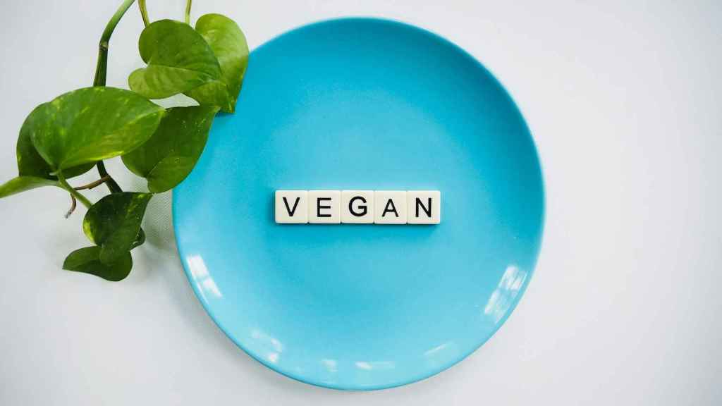 Un plato con las letras 'Vegan'