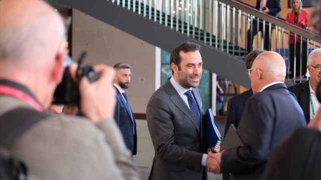 El ministro de Economía, Carlos Cuerpo, saluda al presidente de Banco Sabadell, Josep Oliu, en la reunión del Círculo de Economía