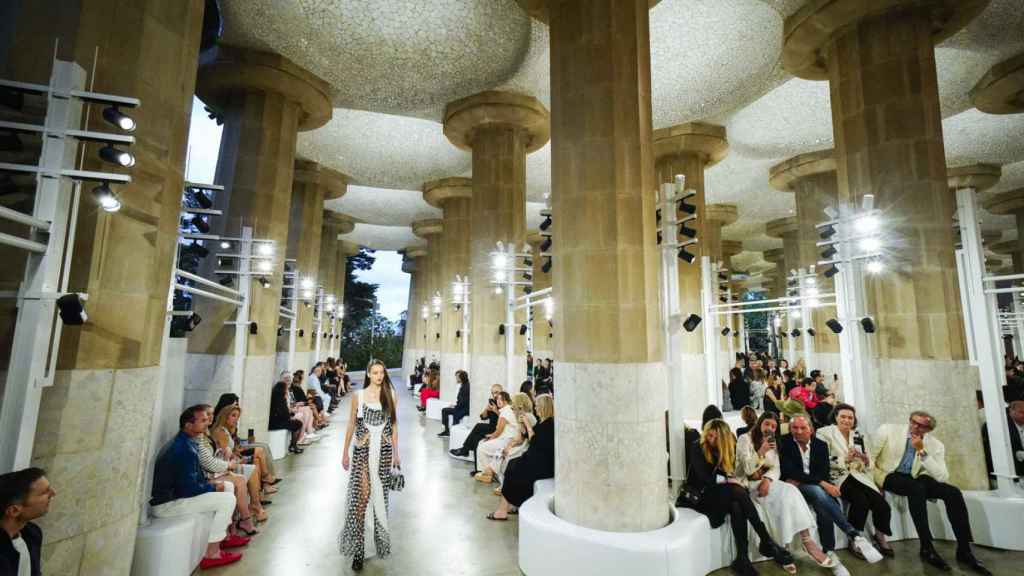 Desfile de Louis Vuitton en la Sala Hipóstila del Park Güell de Barcelona