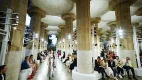 Desfile de Louis Vuitton en la Sala Hipóstila del Parque Güell de Barcelona