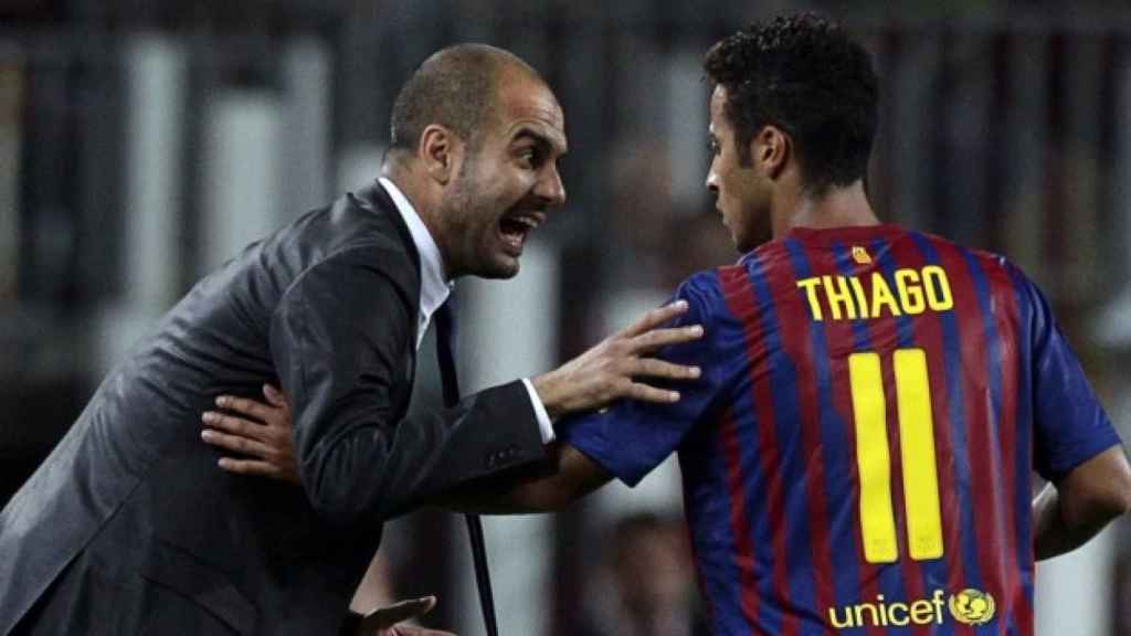 Pep Guardiola da órdenes a Thiago Alcántara durante su etapa en el Barça