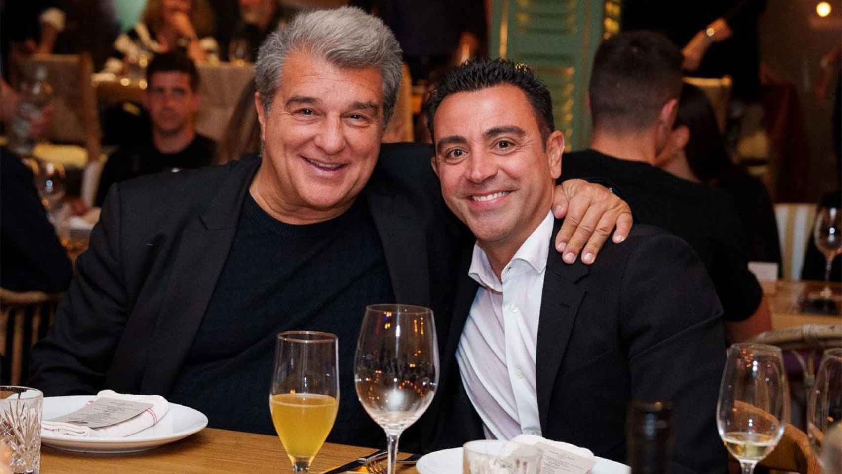 Laporta y Xavi, sonrientes, en la celebración de la Liga de 2023
