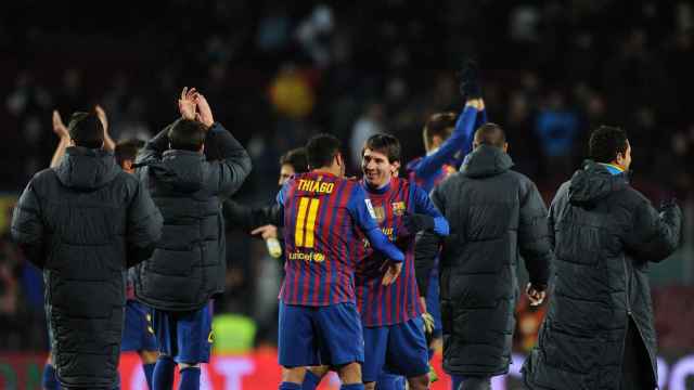 Thiago Alcántara y Leo Messi se abrazan tras un triunfo del Barça