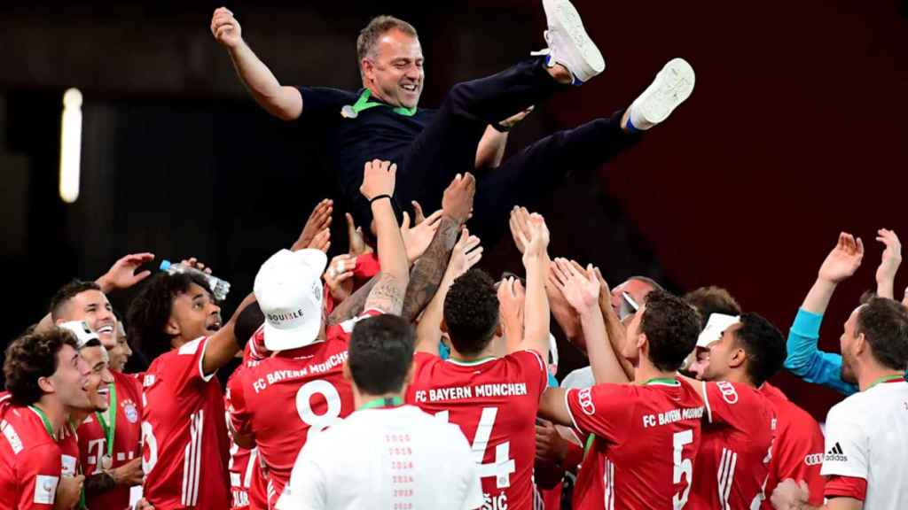 Los jugadores del Bayern de Múnich mantean a Hansi Flick tras conquistar la Champions League