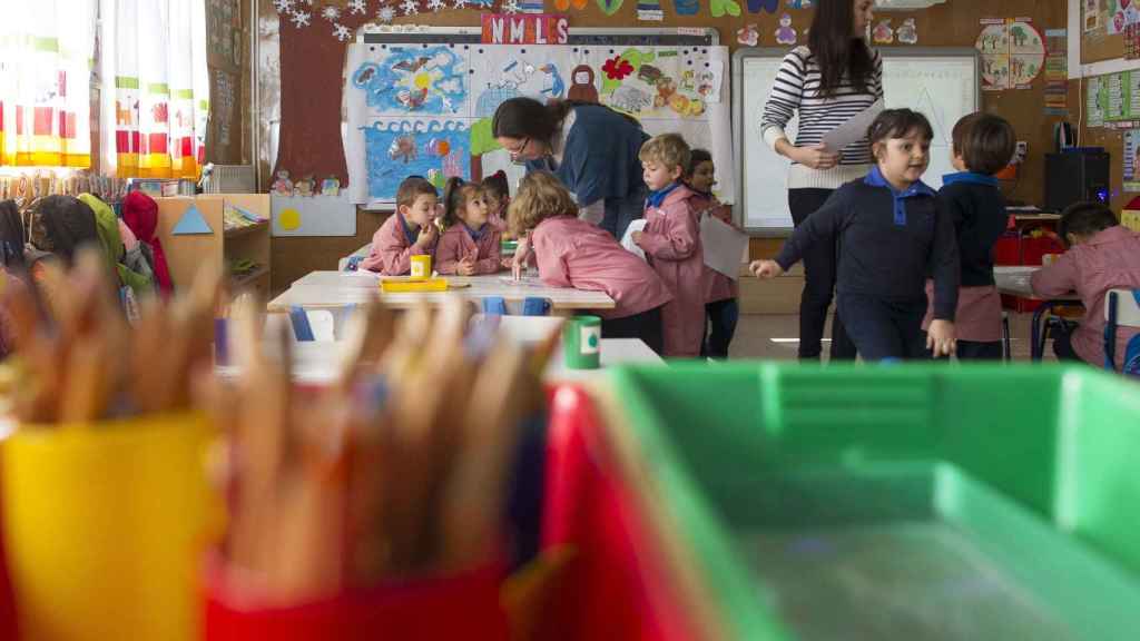 Profesores y alumnos en una aula de primaria