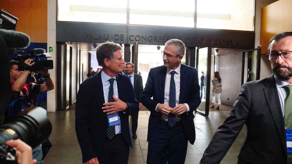 El gobernador del Banco de España, Pablo Hernández de Cos (d), junto al presidente del Círculo de Economía, Jaume Guardiola (i)