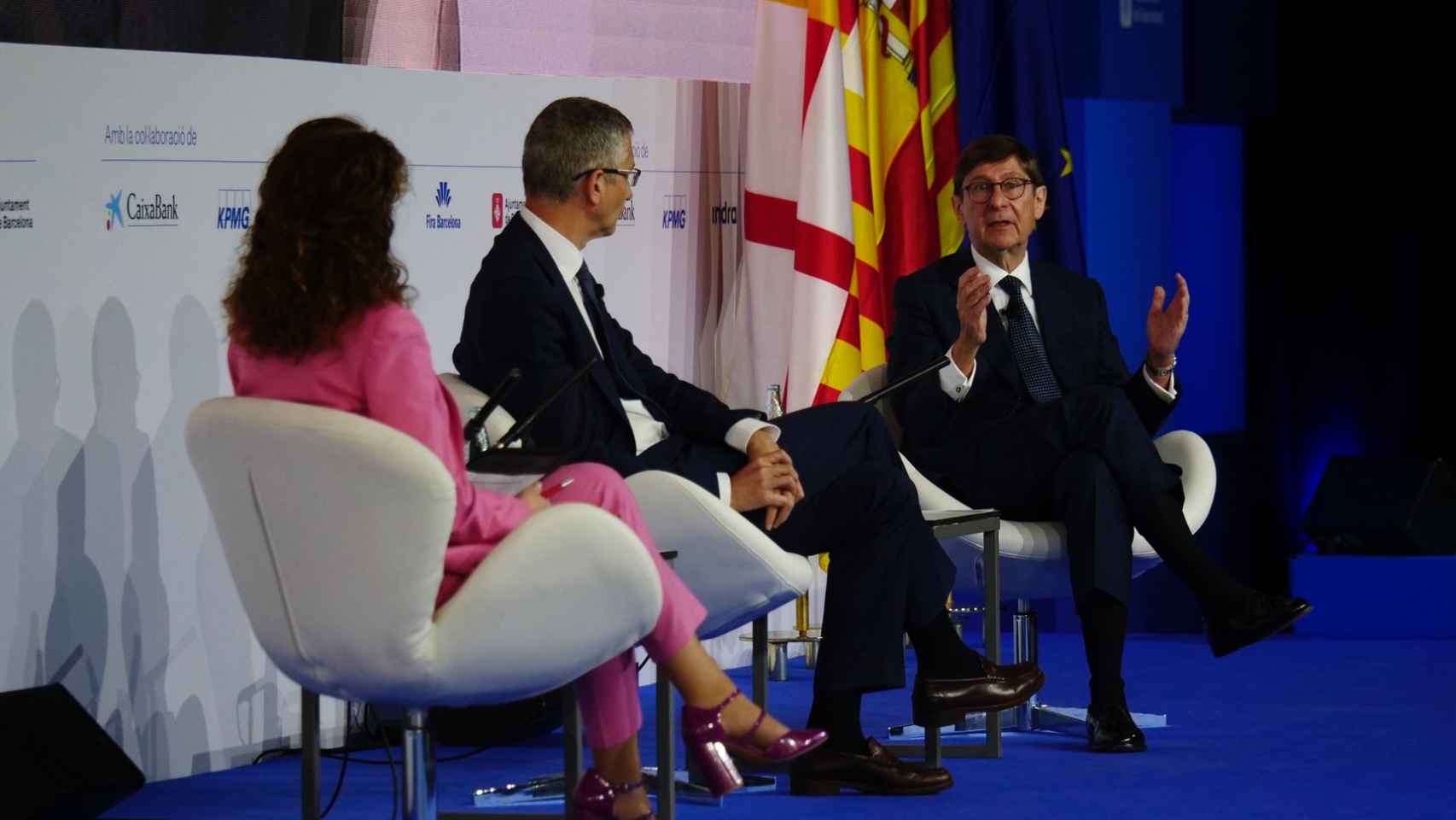 El gobernador del Banco de España, Pablo Hernández de Cos (c), junto al presidente de Caixabank, José Ignacio Goirigolzarri (d), y la vocal de la junta del Círculo de Economía, Núria Mas (i)
