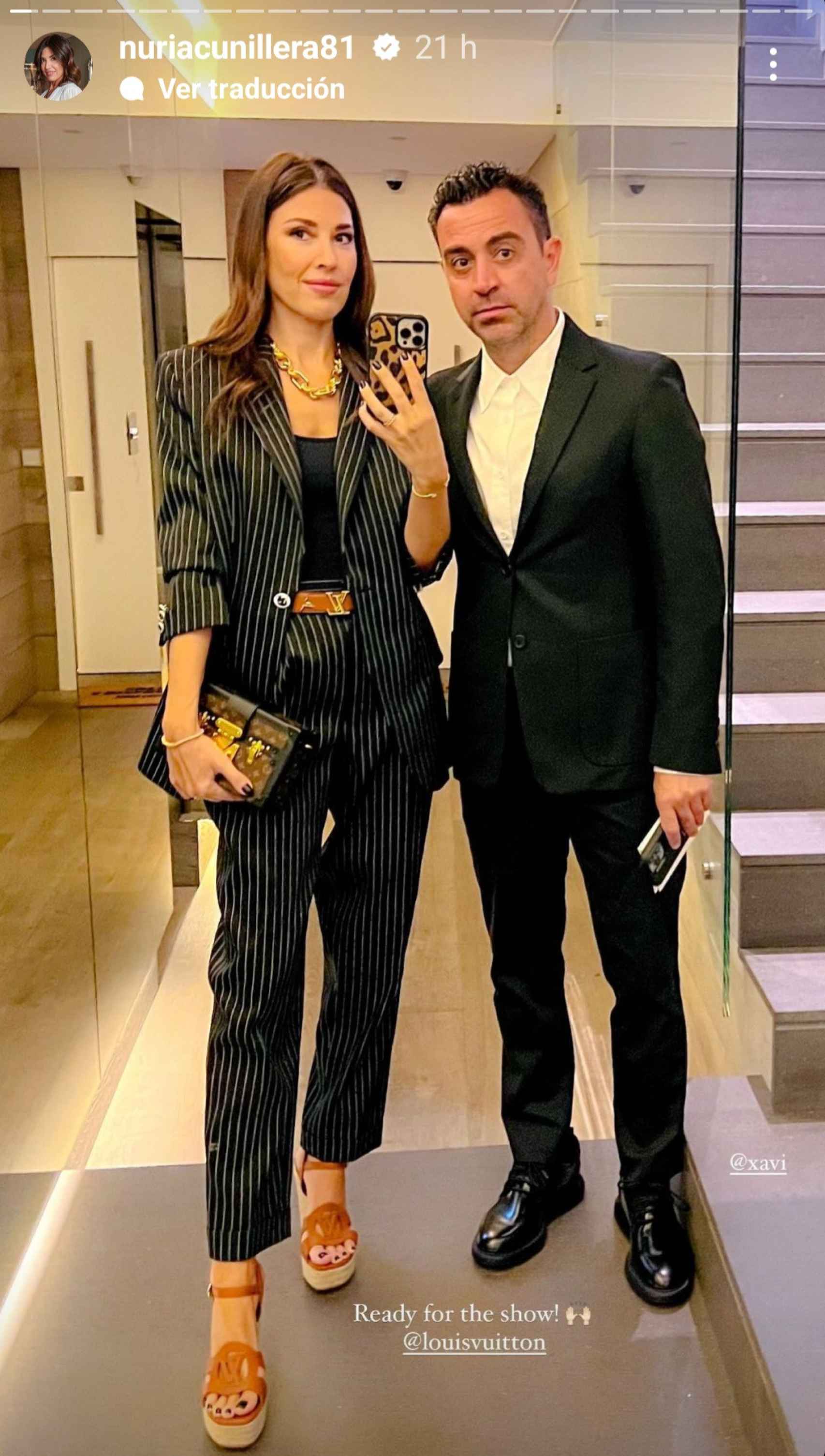 Nuria y Xavi Hernández, posando con su outfit para el desfile de Louis Vuitton
