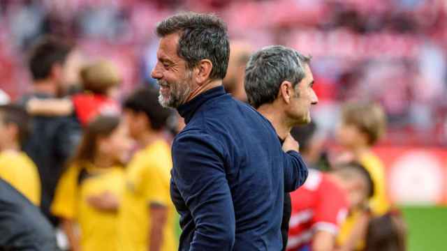 Quique Sánchez Flores se saluda con Ernesto Valverde antes de un partido Athletic-Sevilla