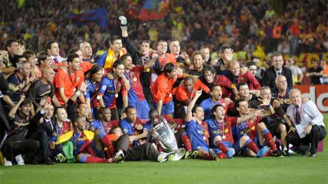 Los jugadores y técnicos del Barça celebran la Champions de 2009