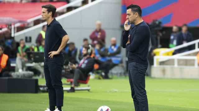 Xavi Hernández dirige su último partido con el Barça en Montjuïc