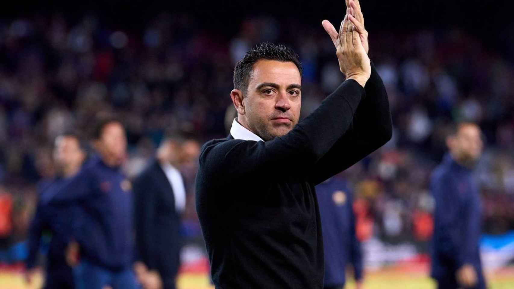 Xavi Hernández aplaude a la afición del Barça tras un partido