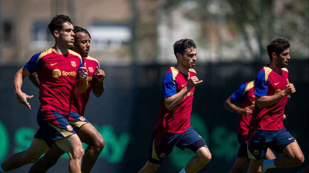Los futbolistas del Barça entrenan antes de un partido de Liga