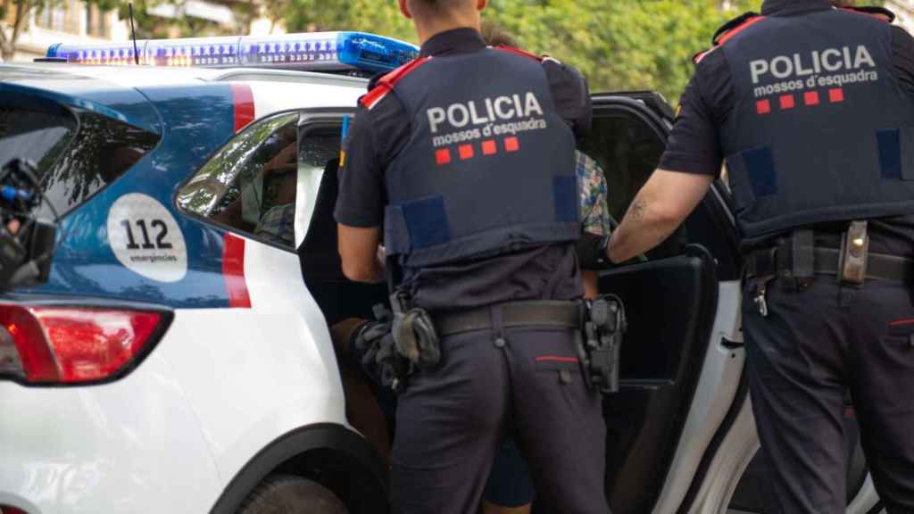 Los Mossos d'Esquadra, durante una detención en una imagen de archivo