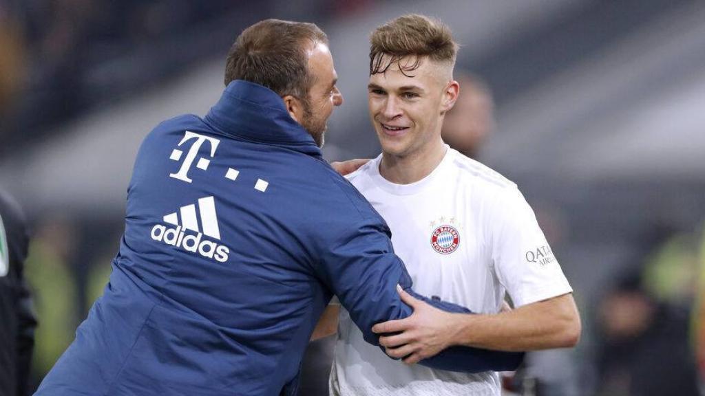 Hansi Flick y Joshua Kimmich en un entrenamiento del Bayern de Múnich