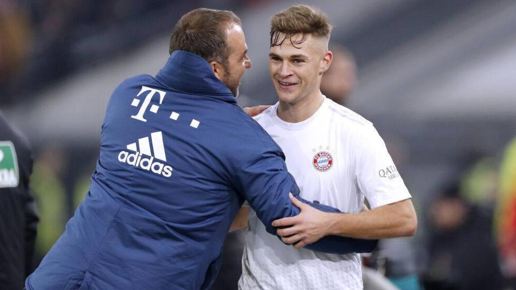 Hansi Flick y Joshua Kimmich en un entrenamiento del Bayern de Múnich