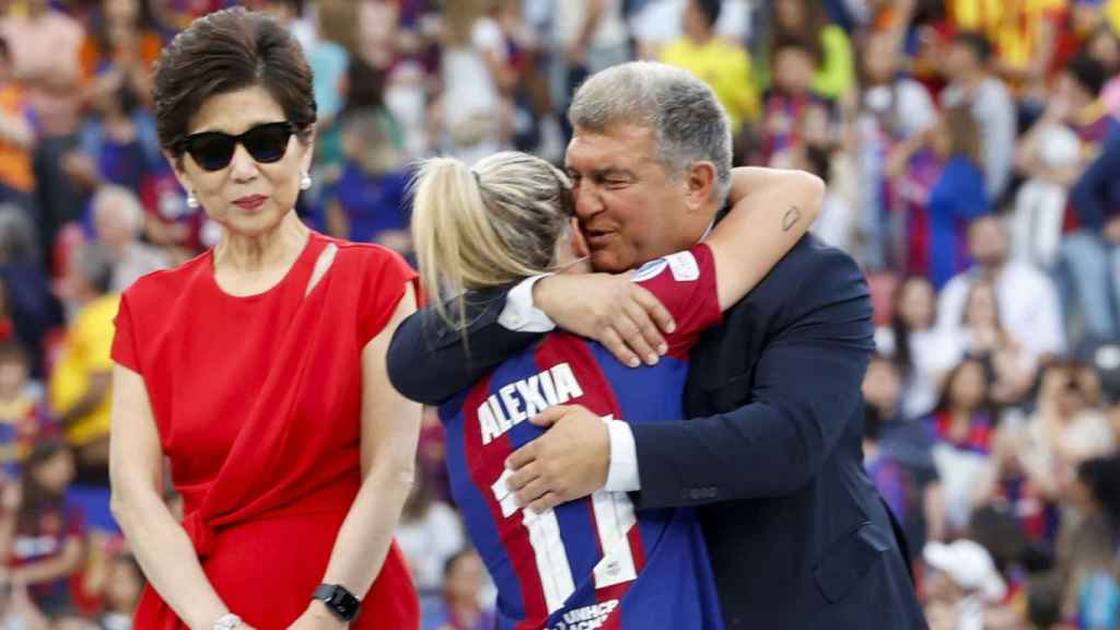 El emotivo abrazo de Joan Laporta y Alexia Putellas, tras la conquista de la Champions del Barça Femenino