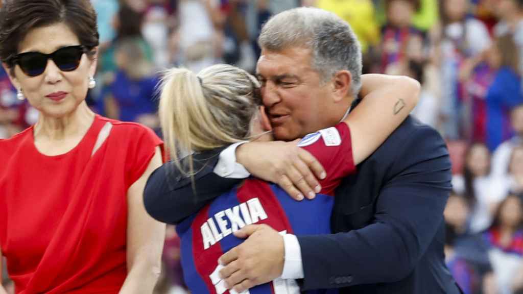 El emotivo abrazo de Joan Laporta y Alexia Putellas, tras la conquista de la Champions del Barça Femenino