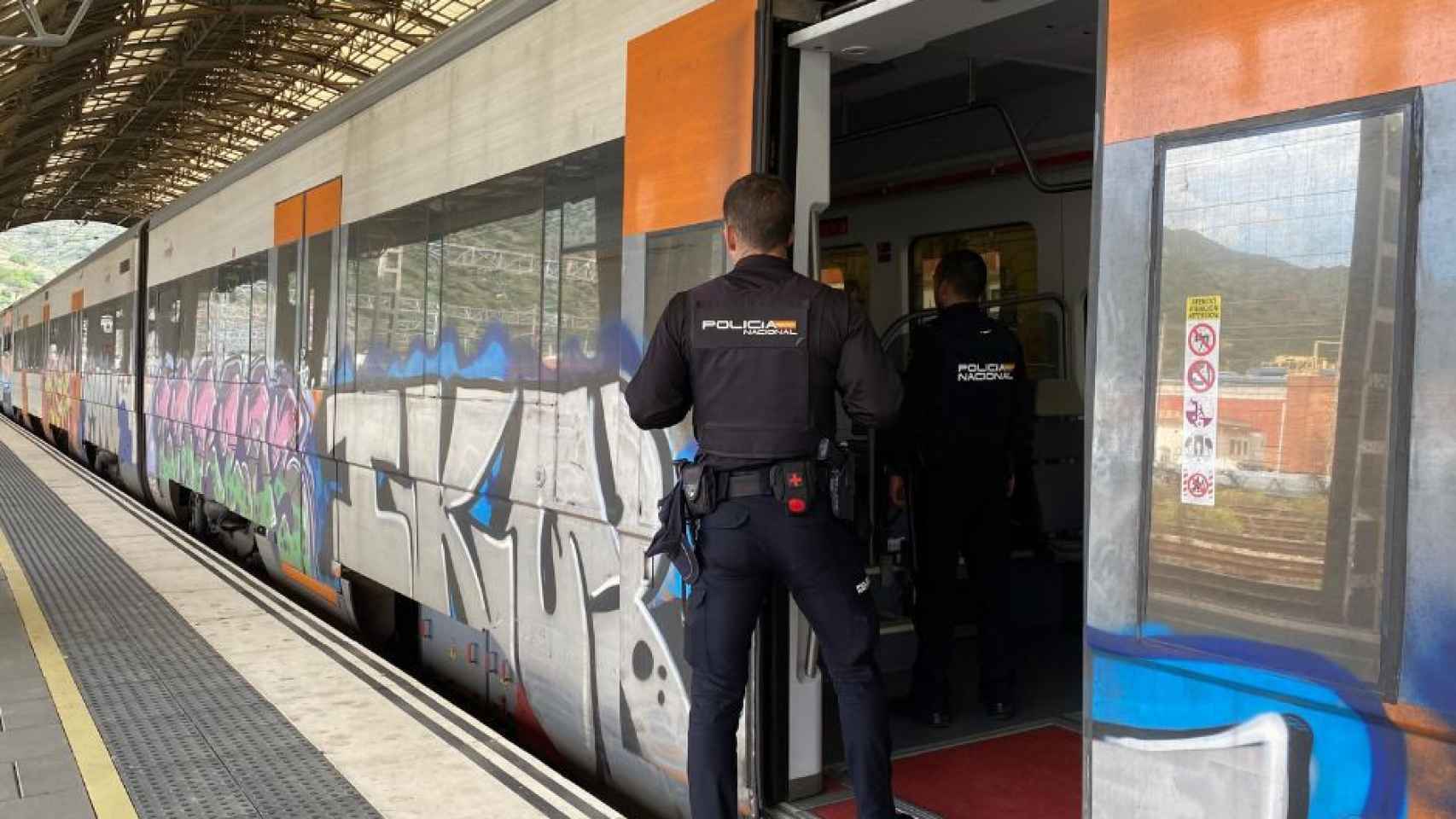 Agentes de la Policía Nacional en la estación de Portbou (Girona)