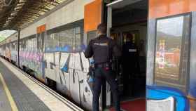 Agentes de la Policía Nacional en la estación de Portbou (Girona)