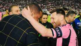 Leo Messi saluda a Will Smith durante un partido con el Inter Miami