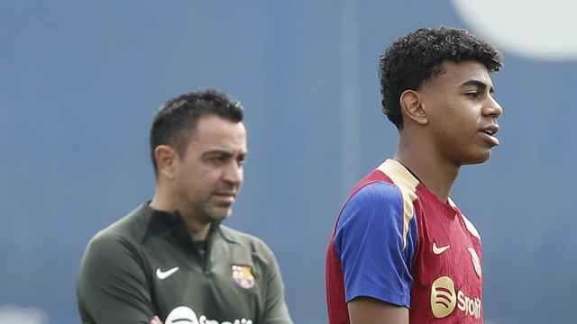 Xavi junto a Lamine Yamal durante un entrenamiento