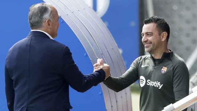 Rafa Yuste recibe a Xavi en su último entrenamiento a los mandos del primer equipo