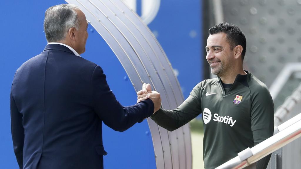 Rafa Yuste recibe a Xavi en su último entrenamiento a los mandos del primer equipo