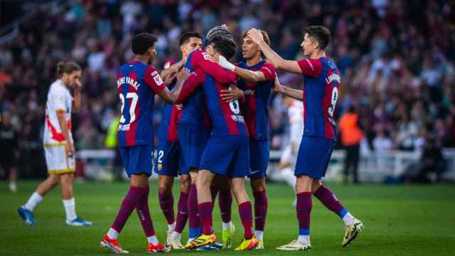 Los futbolistas del Barça abrazan a Pedri por su gol contra el Rayo
