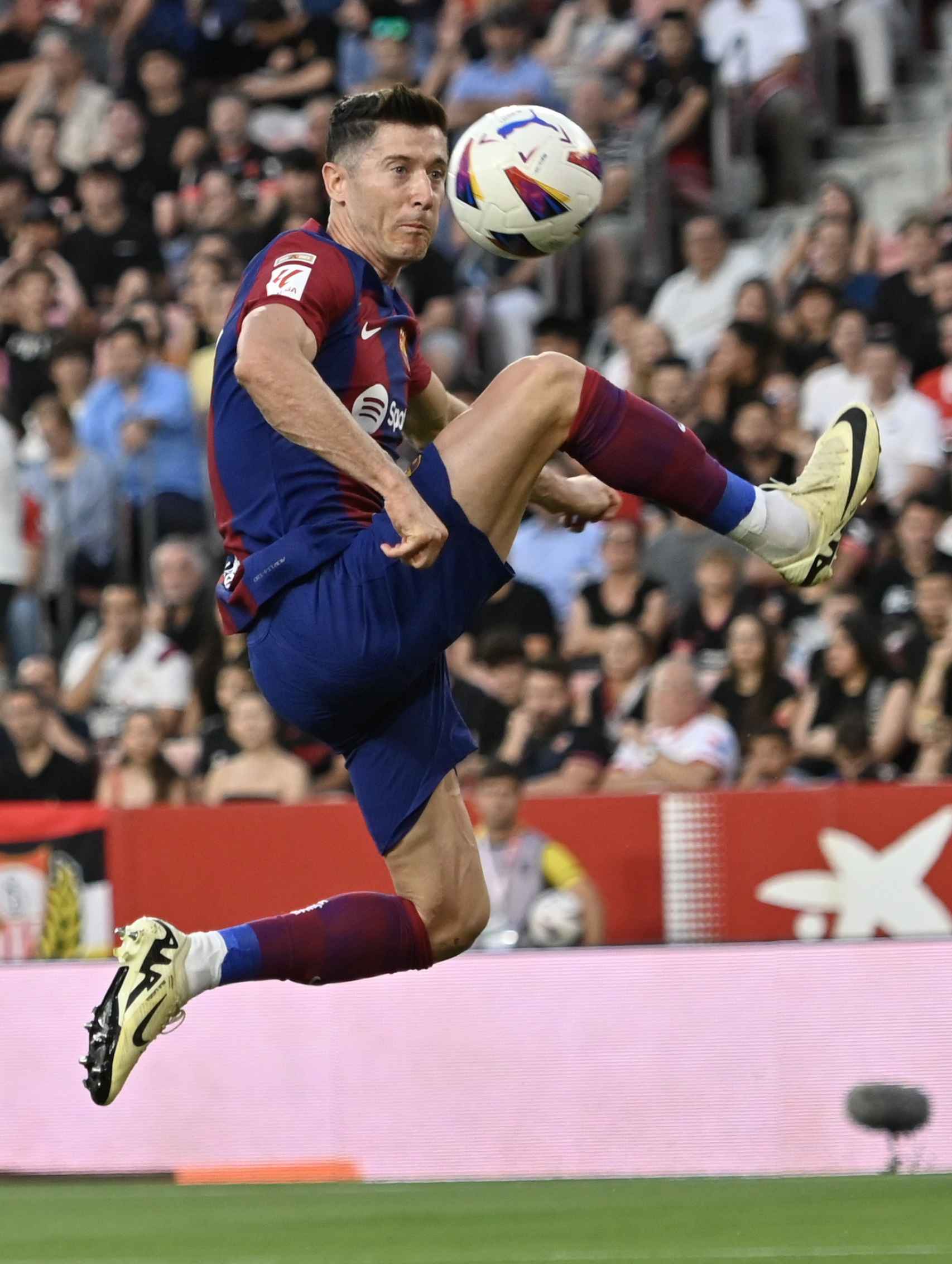 Remate acrobático de Lewandowski frente al Sevilla