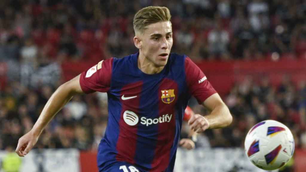 Fermín López disputa el balón en el Sevilla-Barça