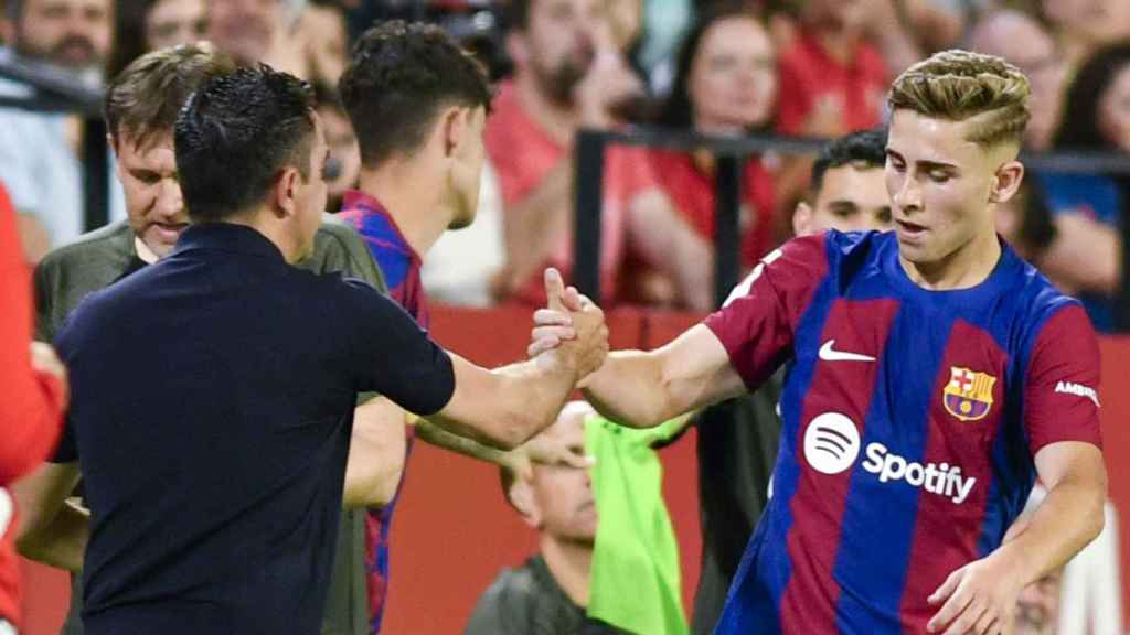 El emotivo saludo entre Xavi y Fermín López tras marcar un gol ante el Sevilla