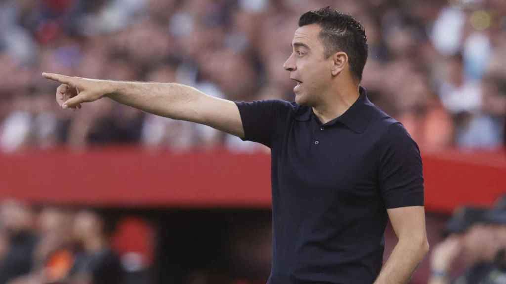 Xavi Hernández da indicaciones en el Sevilla-Barça de la Liga