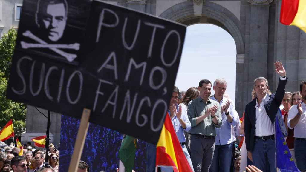 El líder del PP Alberto Nuñez Feijóo (d), en la manifestación contra Pedro Sánchez y la ley de amnistía convocada por el PP, este domingo en Madrid.