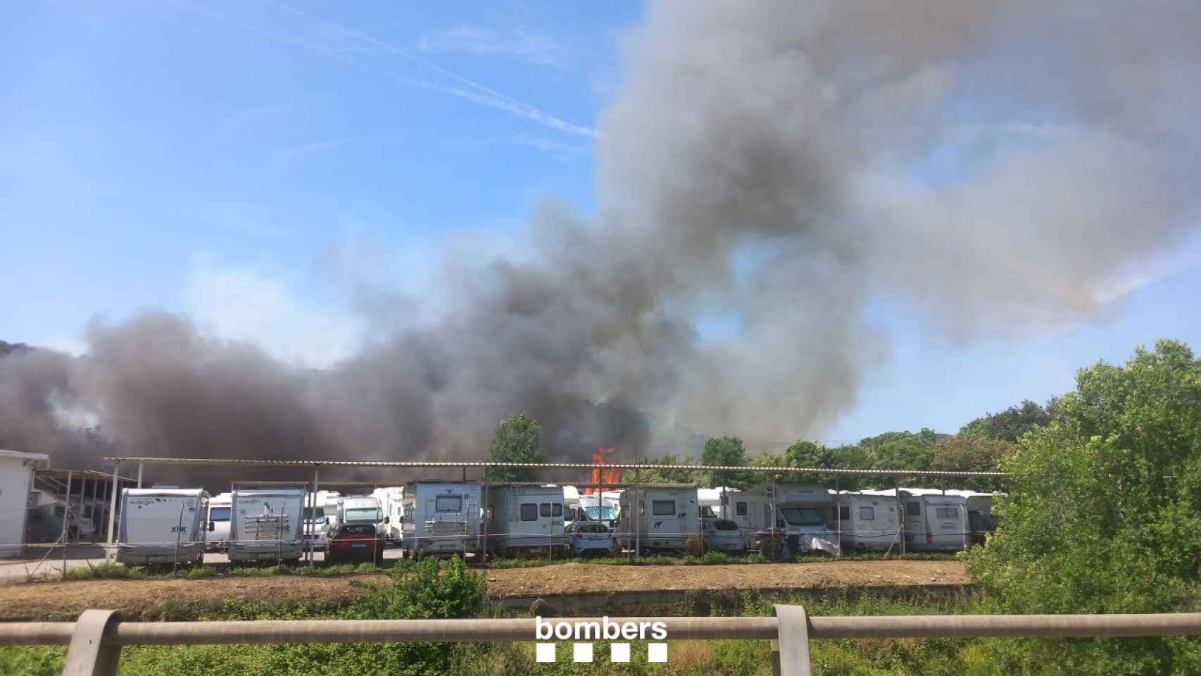 Incendio en un concesionario de autocaravanas que obliga a cortar Rodalies en Montcada Bifurcació