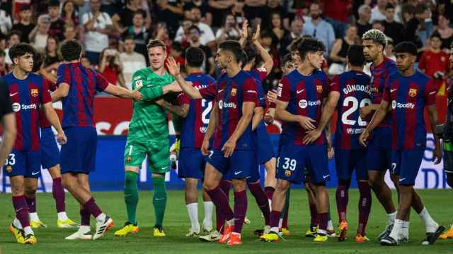 Los futbolistas del Barça se saludan después de la victoria contra el Sevilla