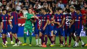 Los futbolistas del Barça se saludan después de la victoria contra el Sevilla