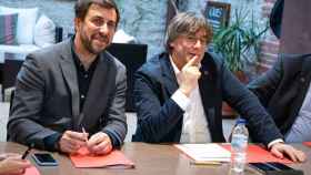 El candidato de Junts al 9J, Toni Comín (i), y el cabeza de lista del partido para el 12M, Carles Puigdemont