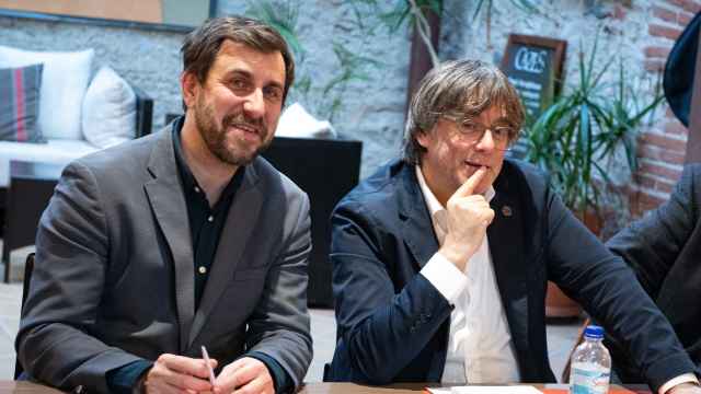 El candidato de Junts al 9J, Toni Comín (i), y el cabeza de lista del partido para el 12M, Carles Puigdemont